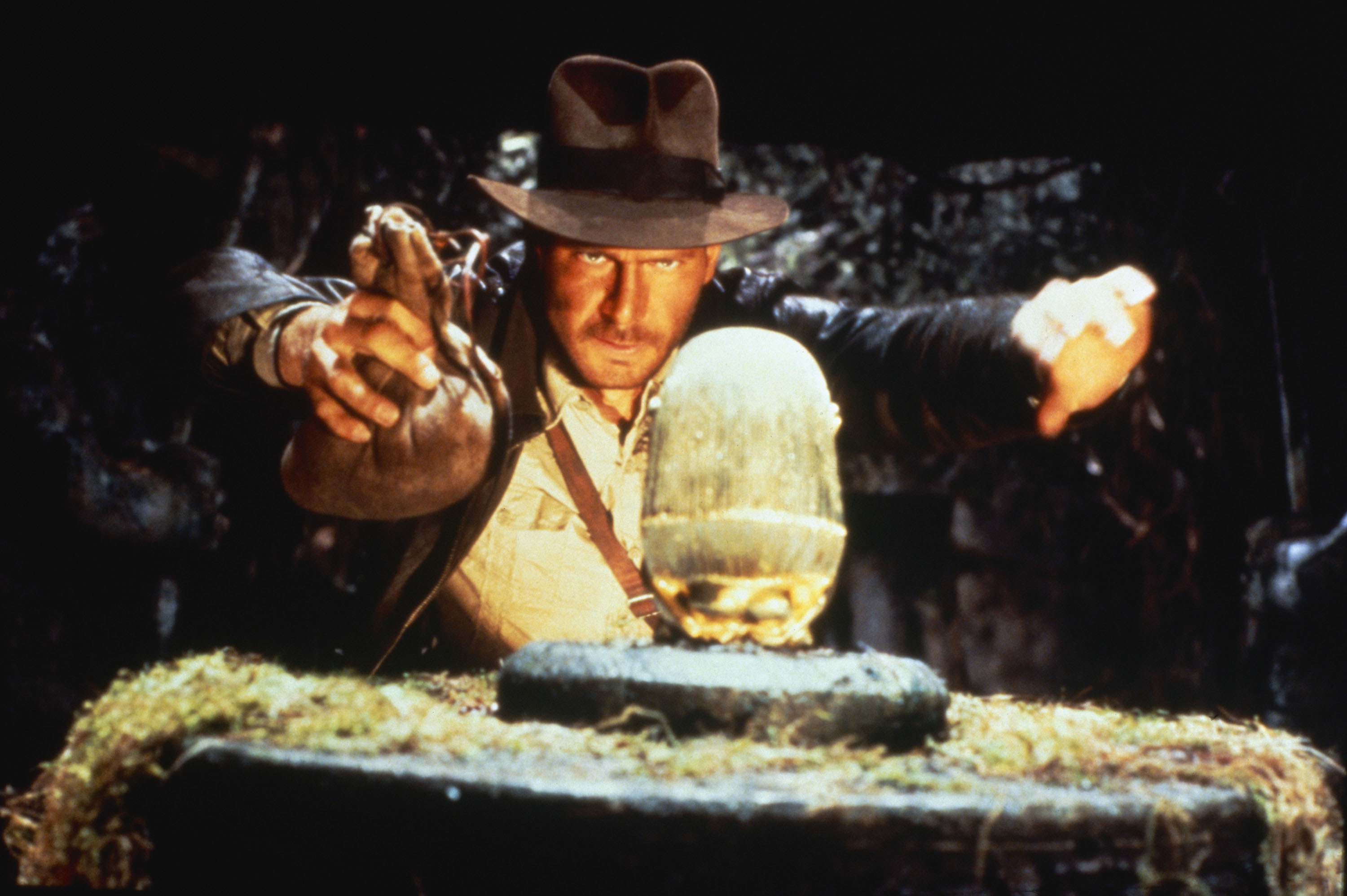 Indiana Jones sträcker sig efter en eftertraktad relik.