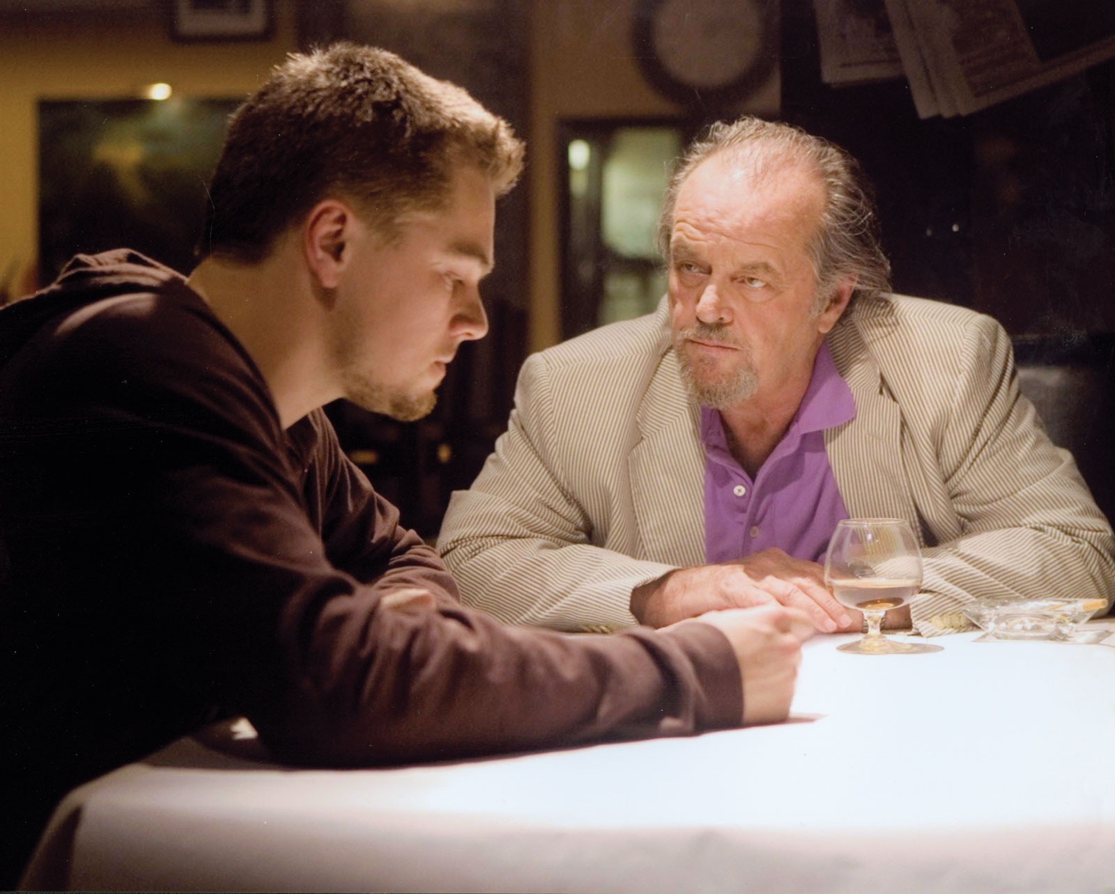 Jack Nicholson och Leonardo DiCaprio sitter vid ett bord.