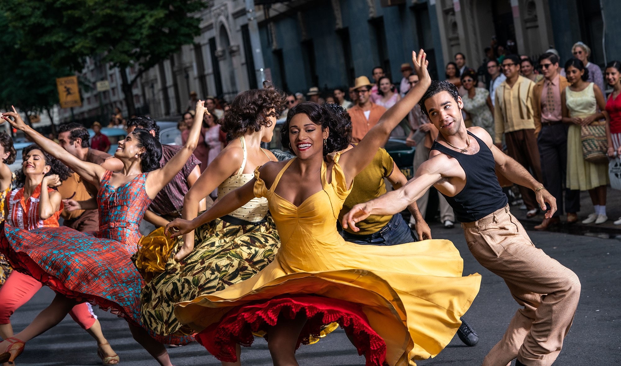 Arian Debose dullkomligt strålar i West Side Story. Foto: Disney+