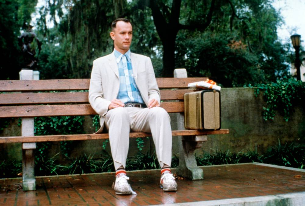 Forrest Gump sitter på en bänk