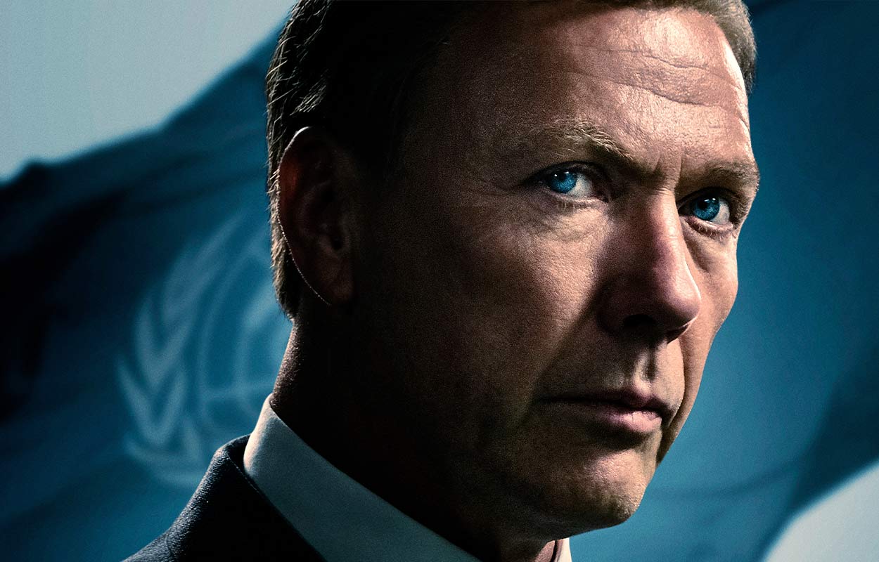 Kolla in den läckra postern till Hammarskjöld med Mikael Persbrandt