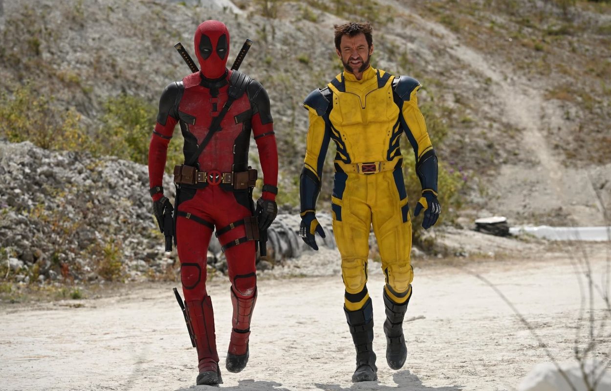 Deadpool och Wolverine går nerför en väg.