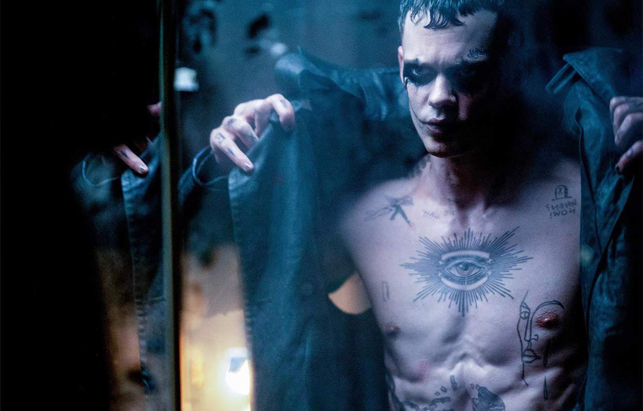 Läckra bilder på Bill Skarsgård i nya The Crow – premiär till sommaren