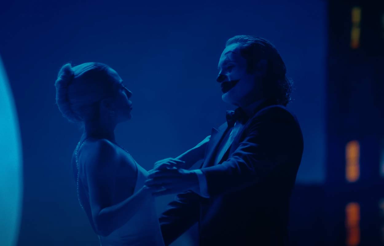 Lady Gaga och Joaquin Phoenix dansar med varandra.