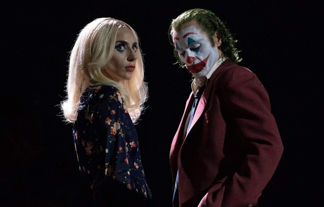 Harley Quinn och Joker står mitt emot varandra.