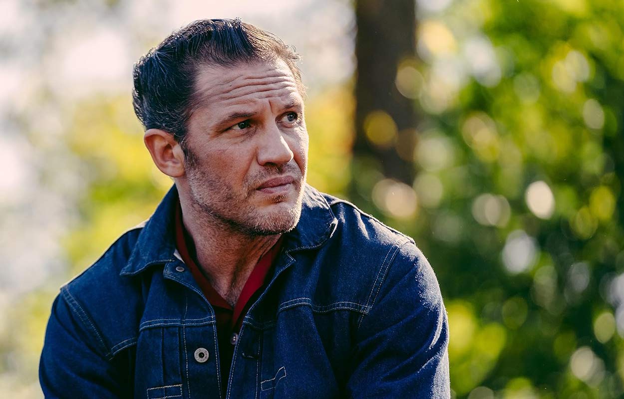 Tom Hardy har en blå skjorta på sig i "The Bikeriders".