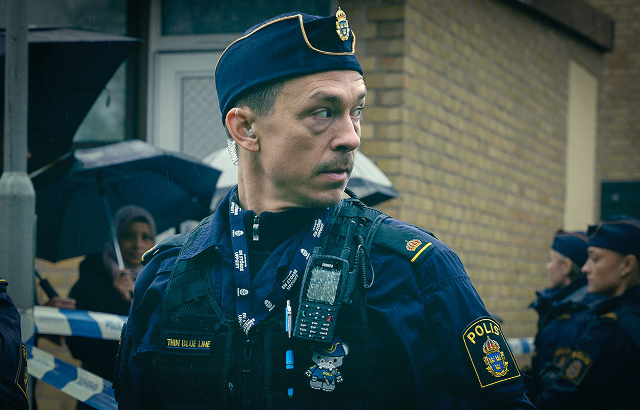 Oscar Töringe som polisen Magnus vänder sig bort från kameran.