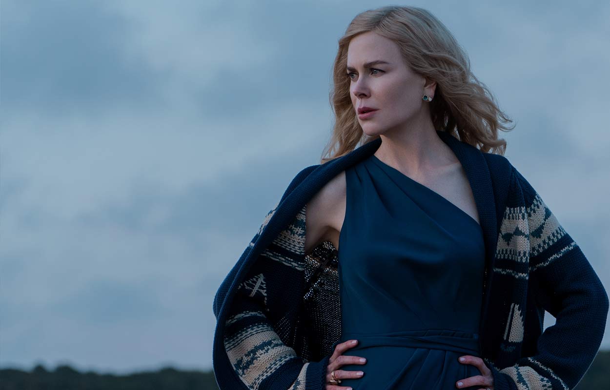 Nicole Kidman håller händerna på höften och blickar ut i horisonten. 