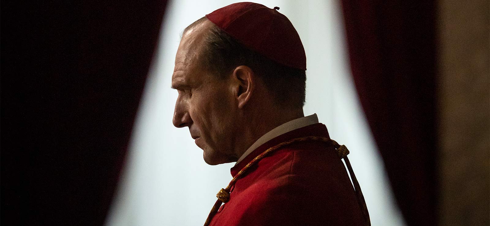 Ralph Fiennes i Konklaven (2024). Foto: Focus Features.