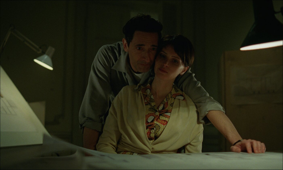 Adrien Brody och Felicity Jones i Brutalisten. Foto: A24