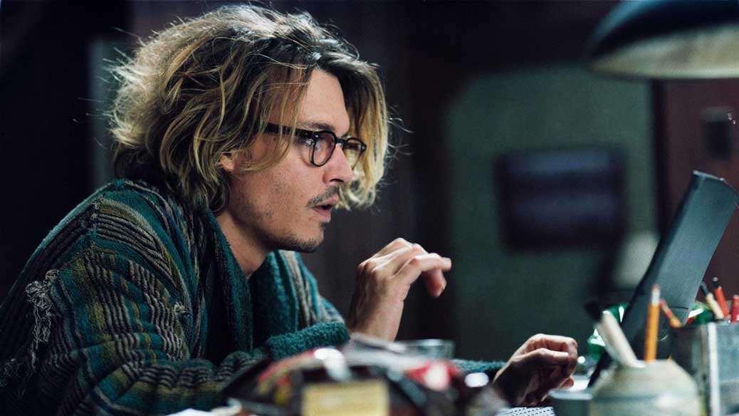 Johnny Depp sitter vid sitt skrivbord i Secret Window