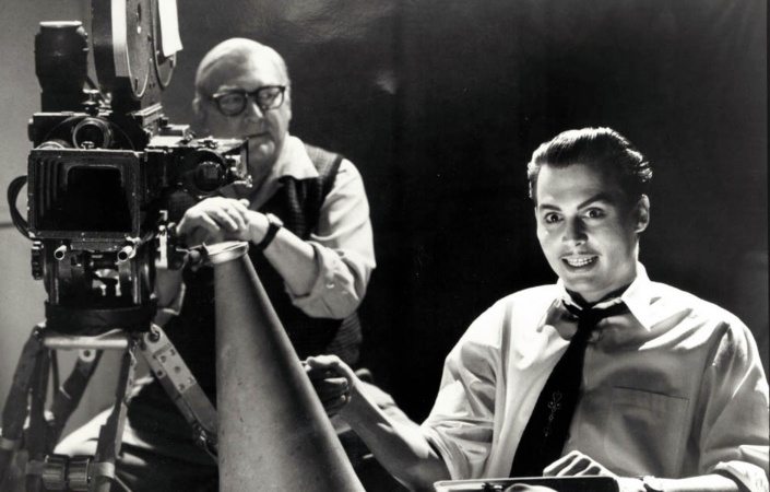 Johnny Depp sitter i registolen som i Ed Wood under en filminspelning.