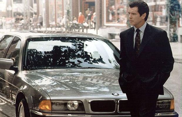 Pierce Brosnan framför en BMW 750.