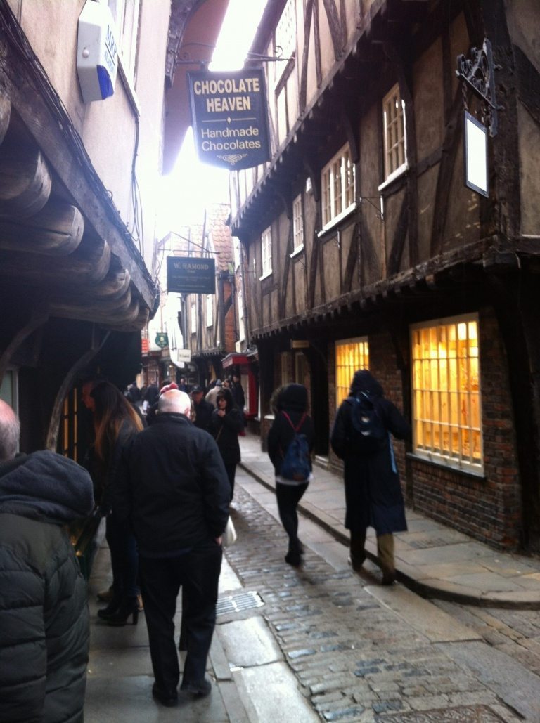 The Shambles i York, inspiration för Diagongränden. Visst känns det som om Ollivanders, Flourish and Blotts eller Madam Malkin’s robes for all occasions? Vart är ingången till Knockturn Alley? Funderar på ett besök på Borgin and Burkes.