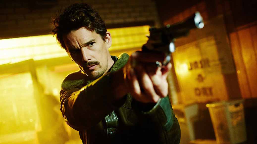 Ethan Hawke hållen fram en pistol i Predestination