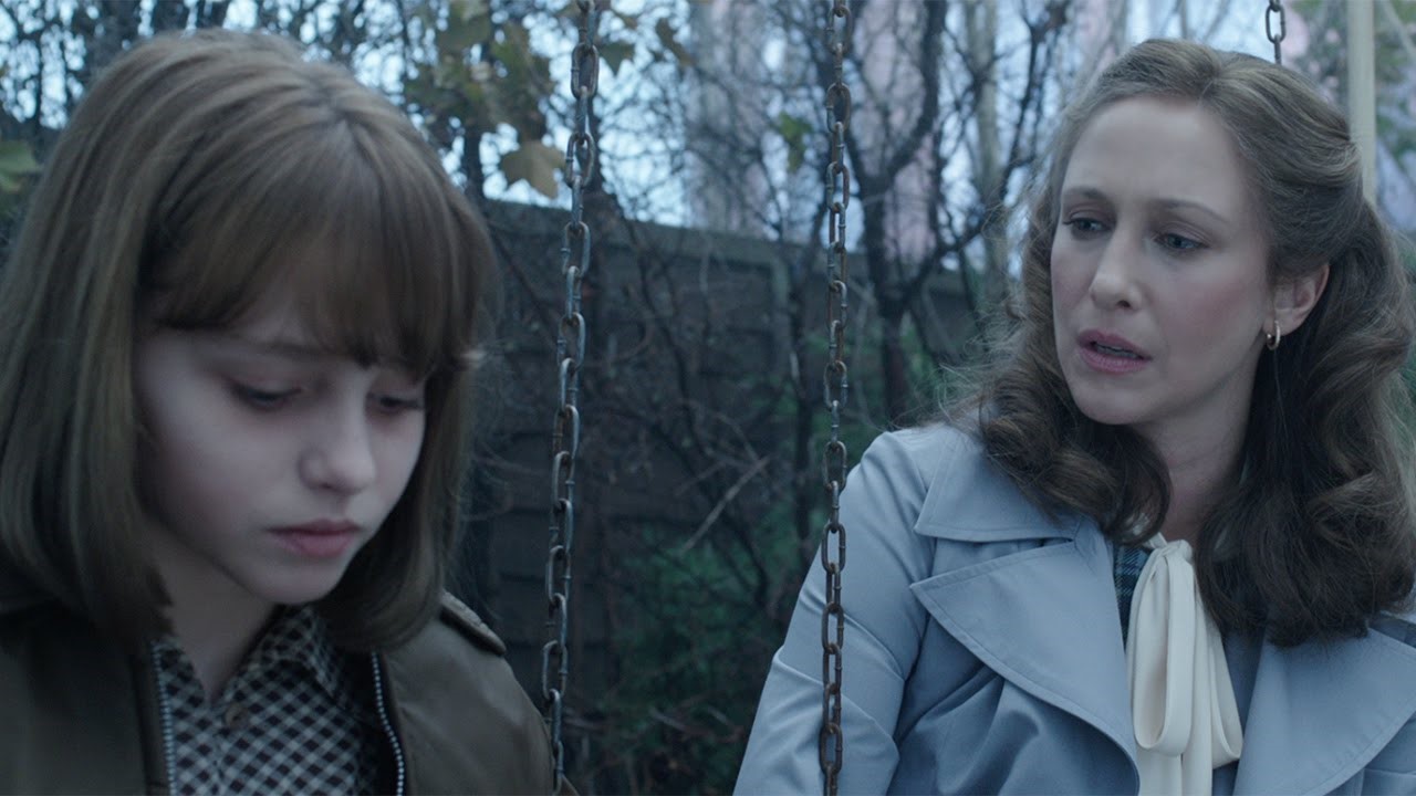 Madison Wolfe och Vera Farmiga i The Conjuring 2.