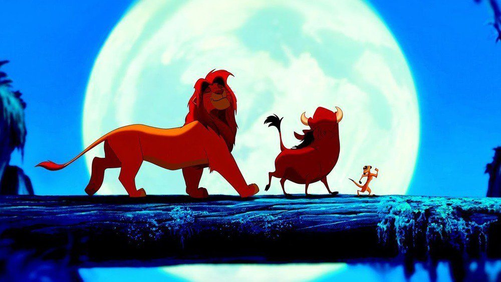 Simba, Timon och Pumba går över ett fallet träd.