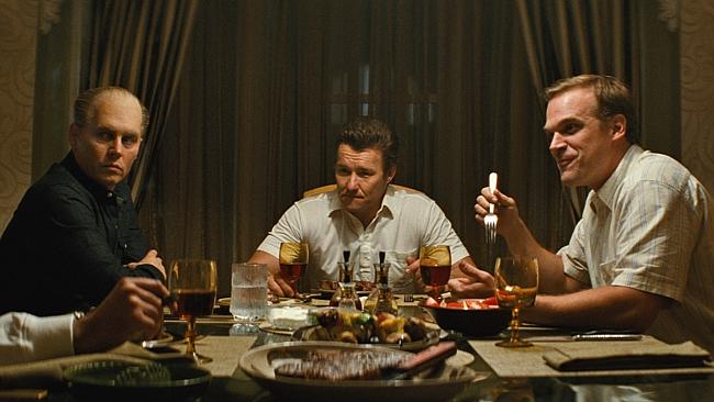 Jonny Depp, Joel Edgerton och David Harbour i Black Mass (2015).