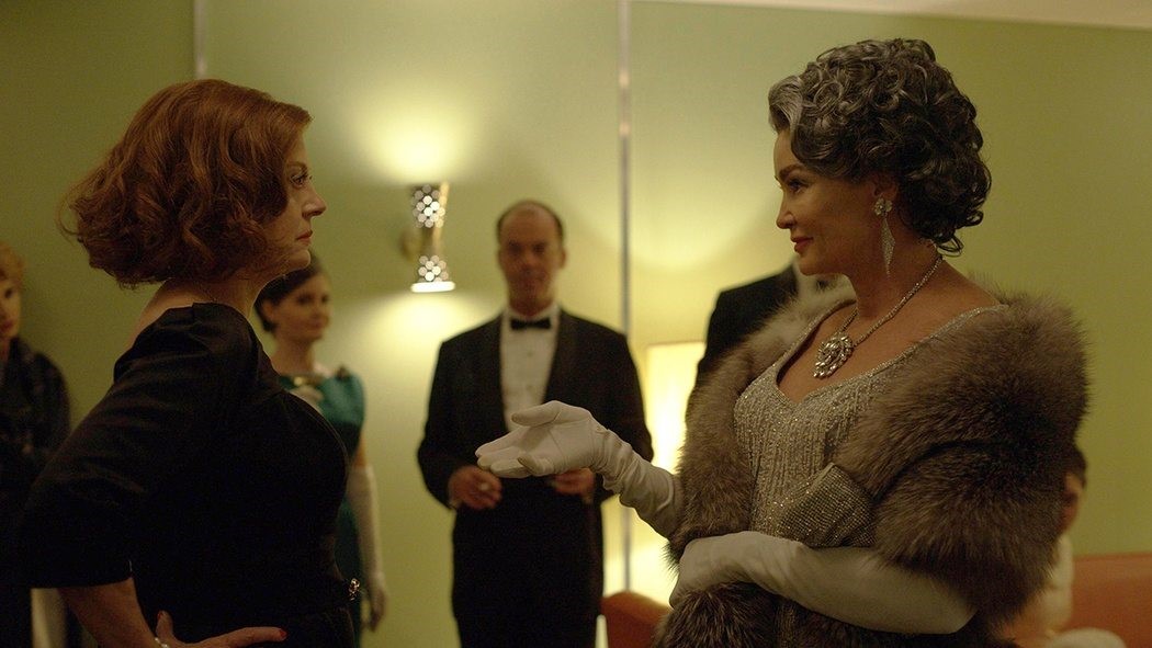 Susan Sarandon som Bette Davis och Jessica Lange som Joan Crawford. Foto: Suzanne Tenner/FX