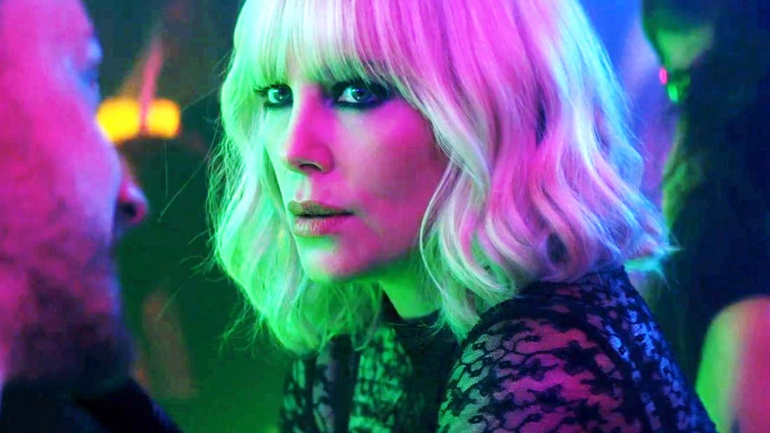 Charlize Theron sitter i en bar i "Atomic Blonde"