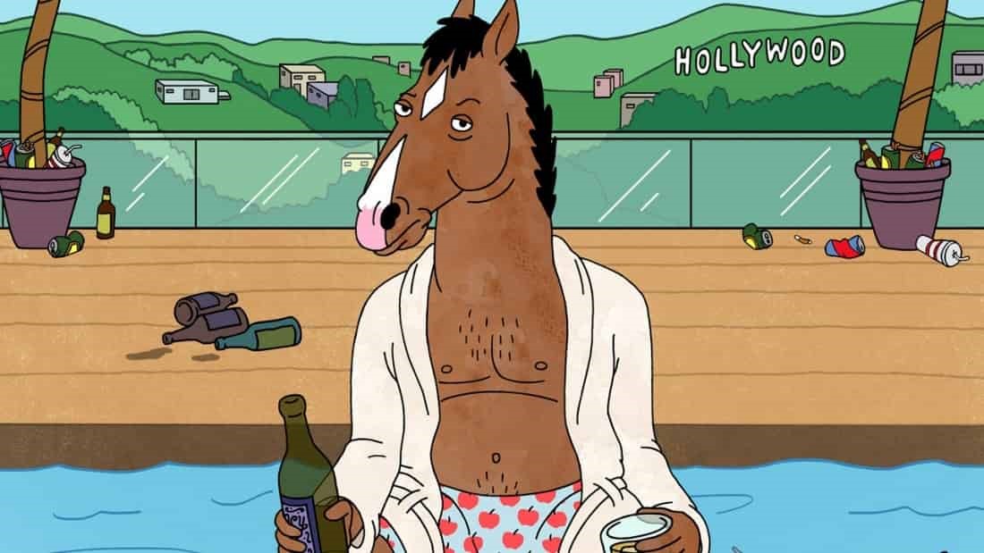 BoJack Horseman sitter med en öl i handen på en trampolin vid en utomhuspol.