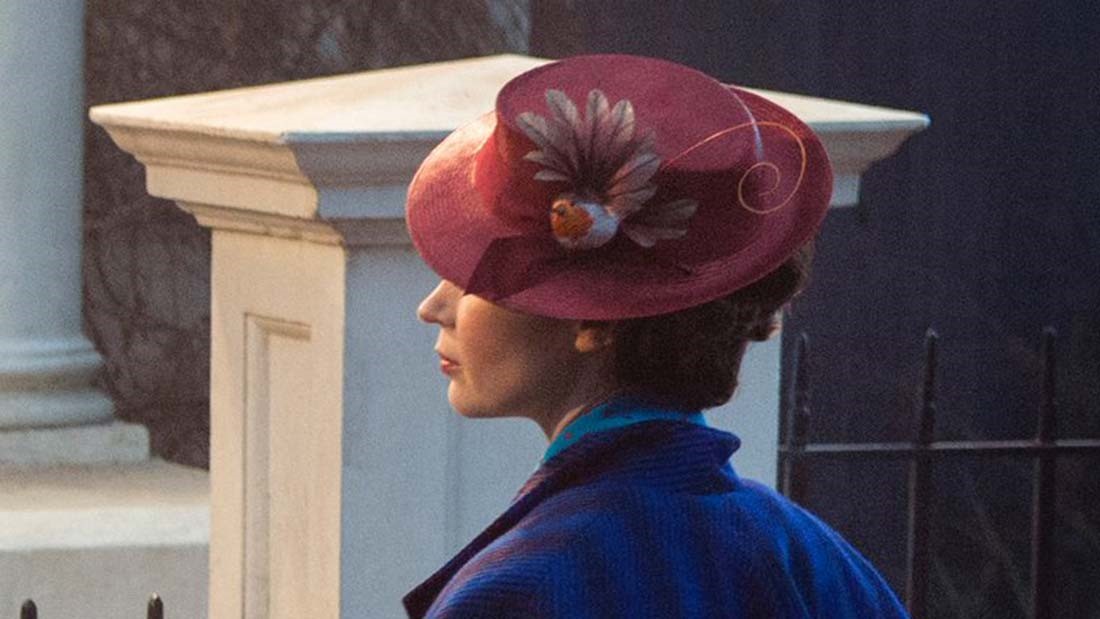 En bild på Emily Blunt som Mary Poppins i "Mary Poppins Returns". Bilden är tagen snett ifrån sidan och Blunts ansikte syns inte.