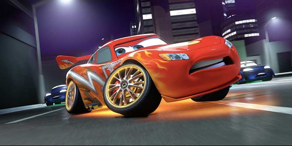 Lightning McQueen (Owen Wilson) tar en skarp kurva i Bilar 3.