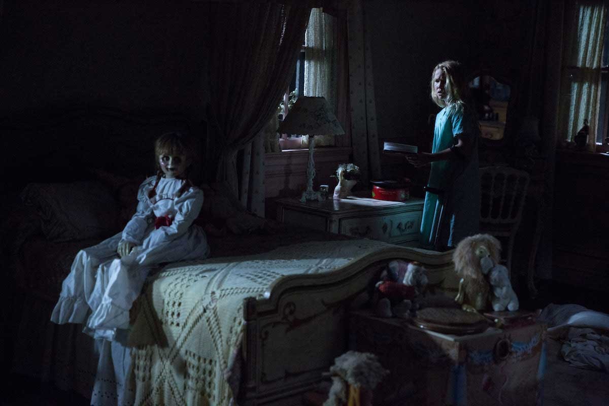 Skräckdockan Annabelle stirrar in i kameran i "Annabelle: Creation"