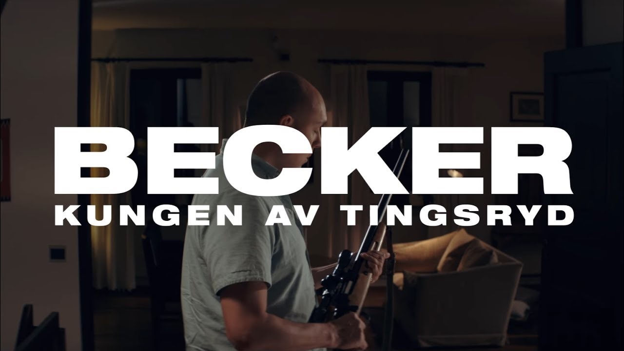 En bild i ett vardagsrum innehållande huvudkaraktären Becker i Martin Larssons Becker - Kungen av Tingsryd. 