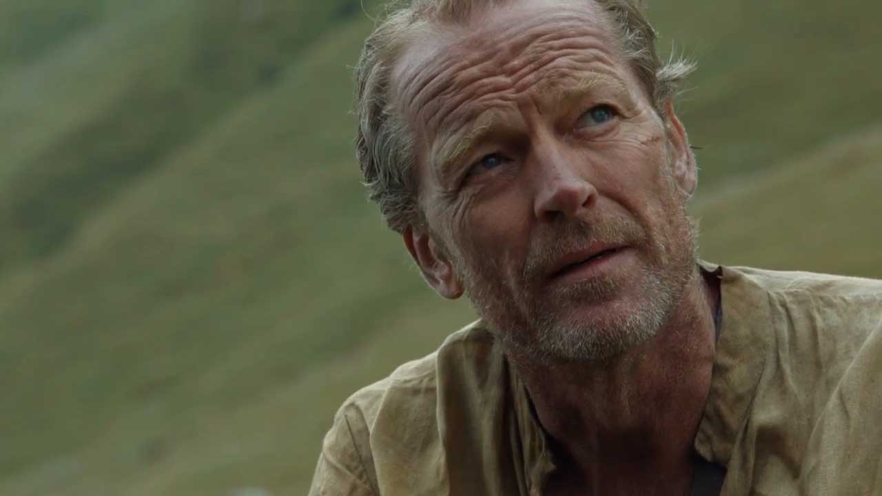 Jorah Mormont tittar upp mot himmeln