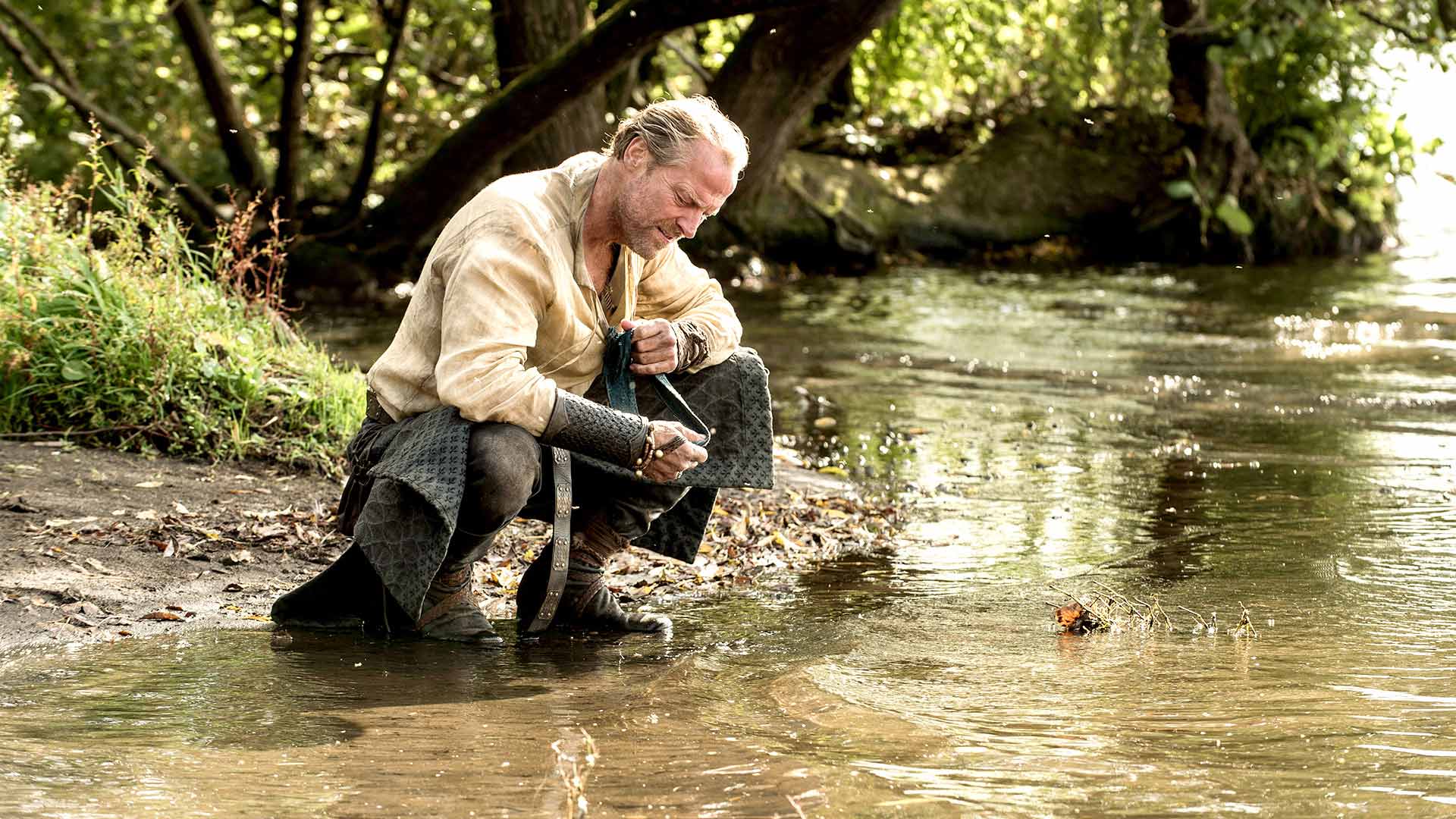 Jorah Mormont tittar ned på vattnet