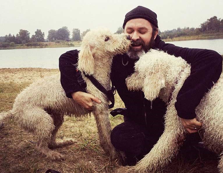 Stillbild från "Gösta" den nya TV-serien av Lukas moodyson