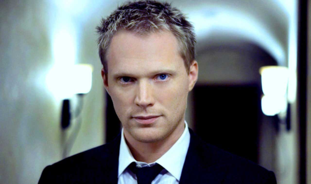 Paul Bettany i kostym