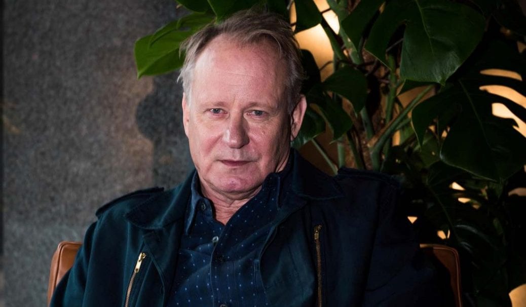 Stellan Skarsgård poserar framför kameran