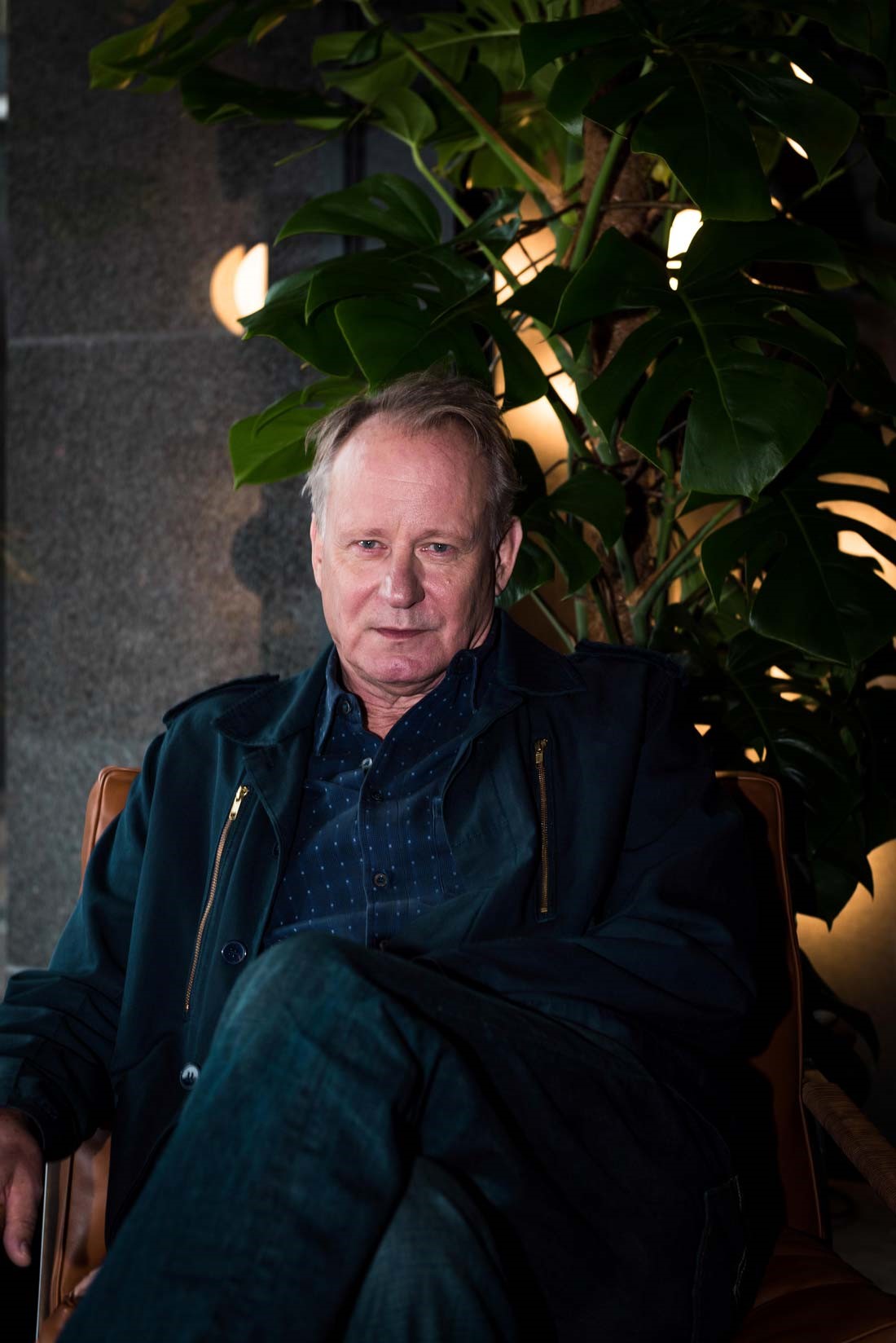 Stellan Skarsgård poserar framför kameran