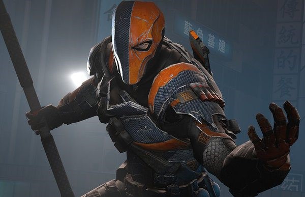 Skurken Deathstroke med svärd