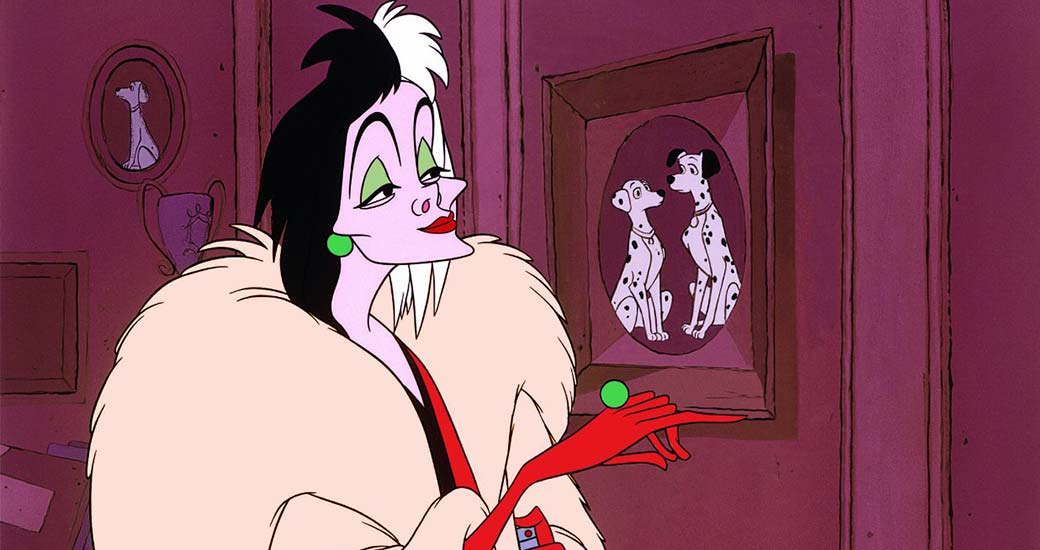 Cruella de Vil kollar på en tavla på två dalmatiner.