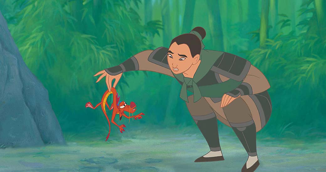 Mulan lyfter upp sin drakkompis Mushu i svansen.