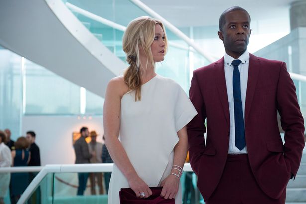 Julia Stiles och Adrian Lester i Riviera