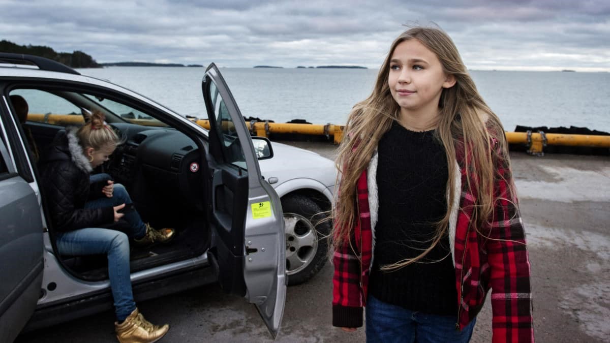 Huvudrollen, Vurpa, i Den lilla sparven kliver runt en bil vid havet.