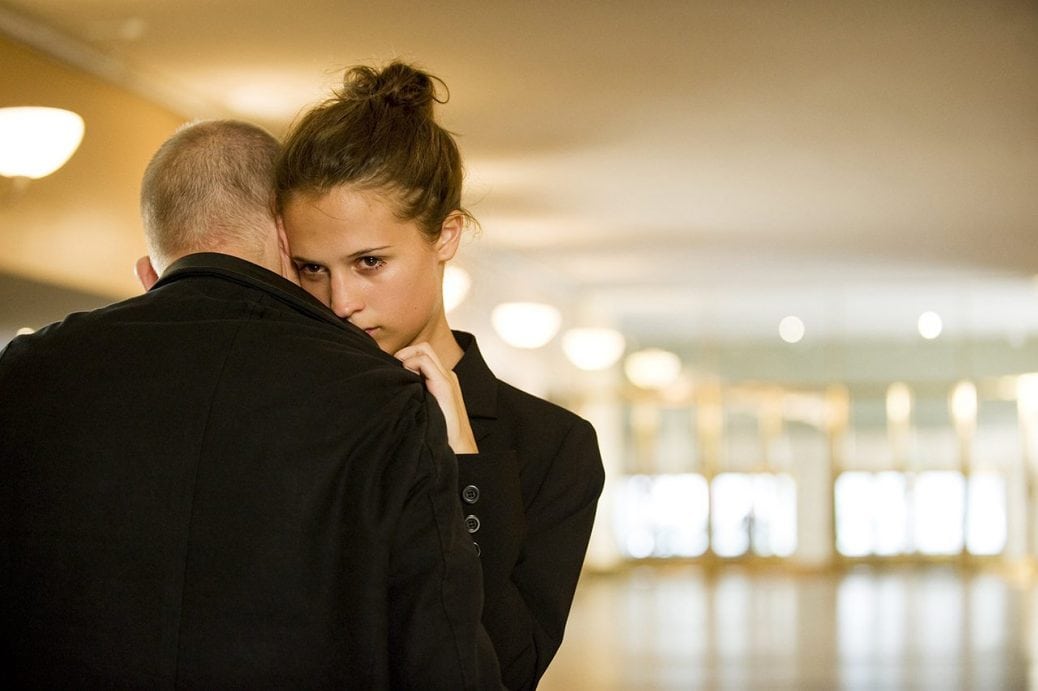 Samuel Fröler och Alicia Vikander i Lisa Langseths Till det som är vackert.