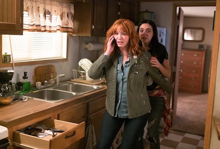 Christina Hendricks och Bailee Madison i Johannes Roberts "The Strangers: Prey at Night"