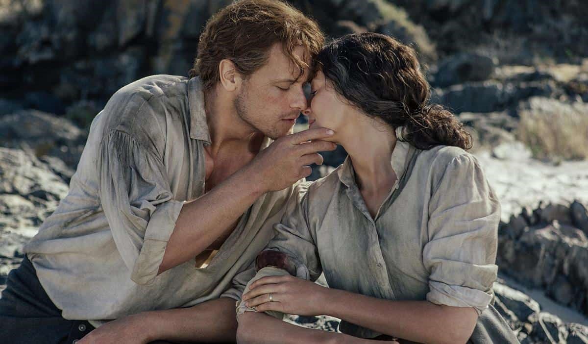 Caitriona Balfe och Sam Heughan i Outlander. 