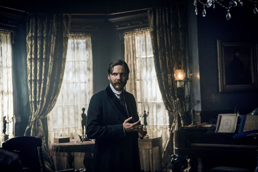 Daniel Brühl som Dr Kreizler i The Alienist