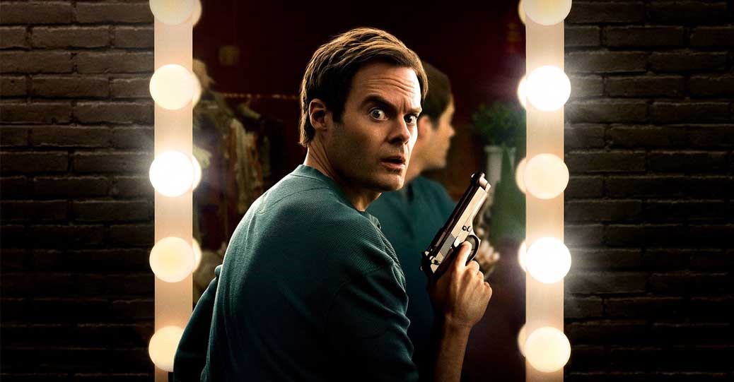 Bill Hader i rollen som Barry står framför en spegel och håller i en pistol.