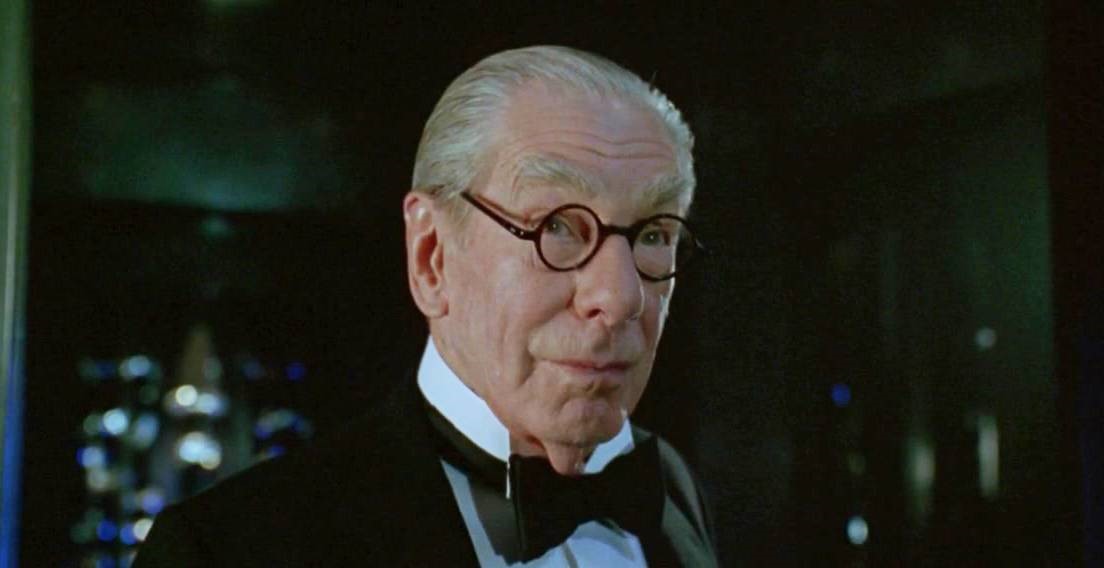 Michael Gough som butlern Alfred.