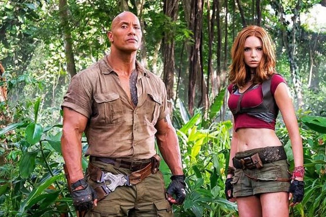 En bild på Dwayne Johnson och Karen Gillan 