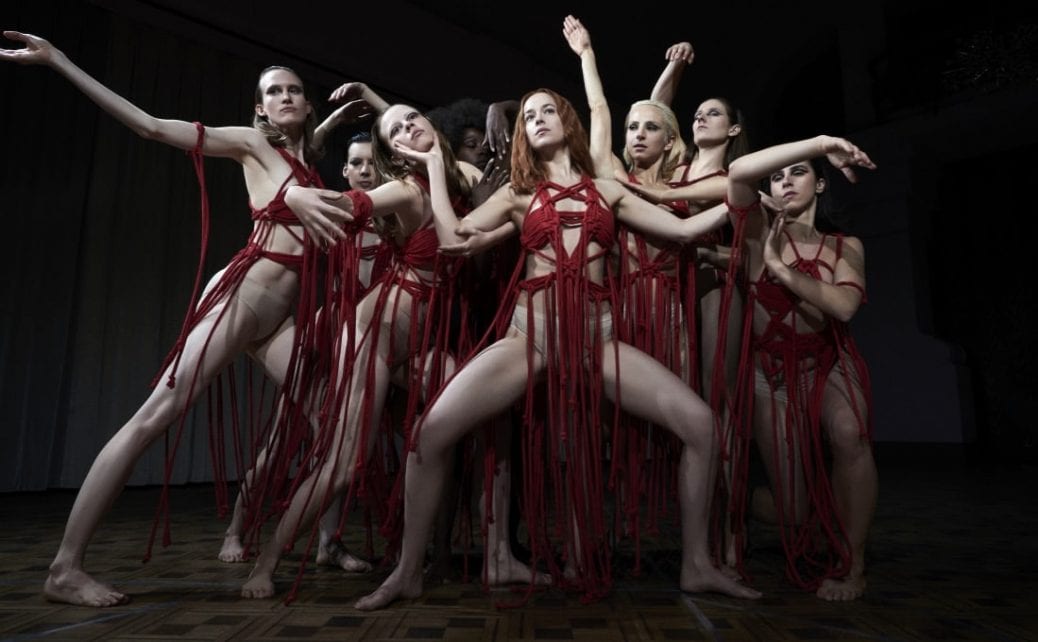 Dakota Johnson, Mia Goth med flera i remaken av Suspiria.