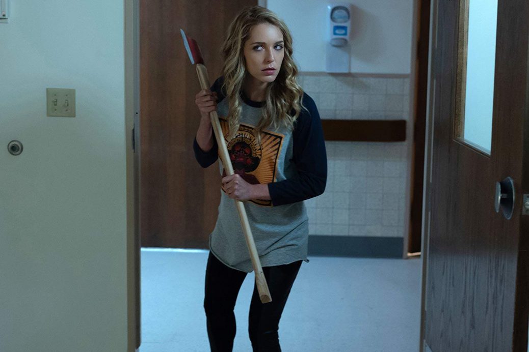 Jessica Rothe med en yxa i högsta hugg i Happy Death Day 2 U