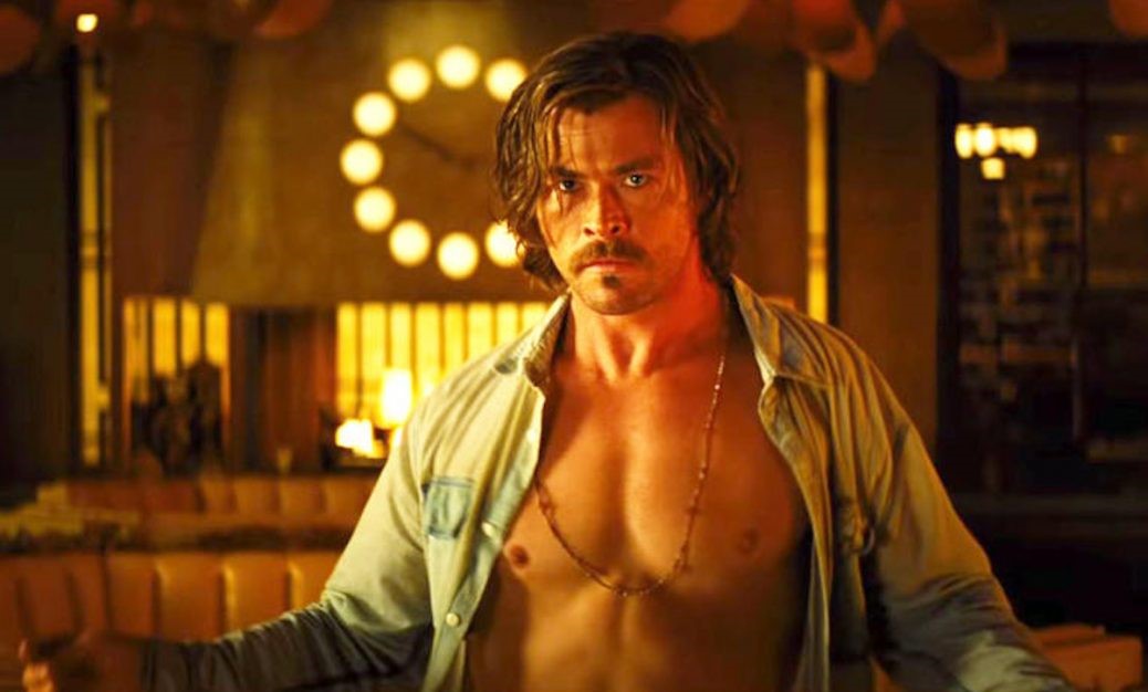 Chris Hemsworth i "Bad Times står med uppknäppt skjorta i "Bad Times at the El Royale".